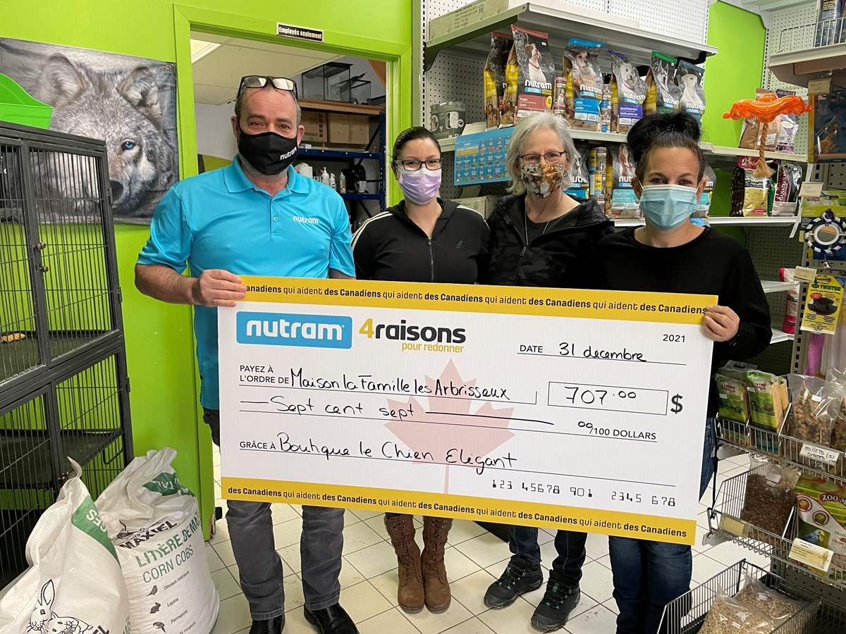 La boutique Le Chien élégant et de Nutram nutrition animal ont remis un chèque de 707 $ à la Maison de la maille Les Arbrisseaux.