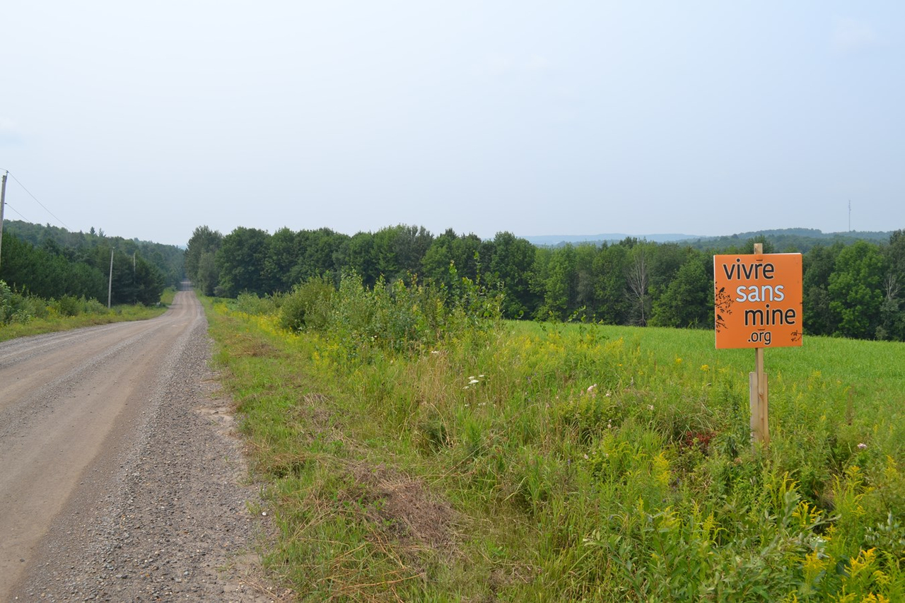 Le mouvement Vivre sans mine s’oppose de façon active à l’exploration et à l’exploitation minière dans cette région. 