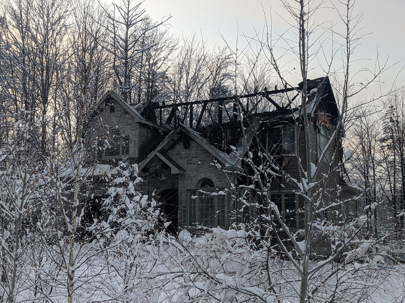 Une résidence familiale ravagée par le feu à Richmond
