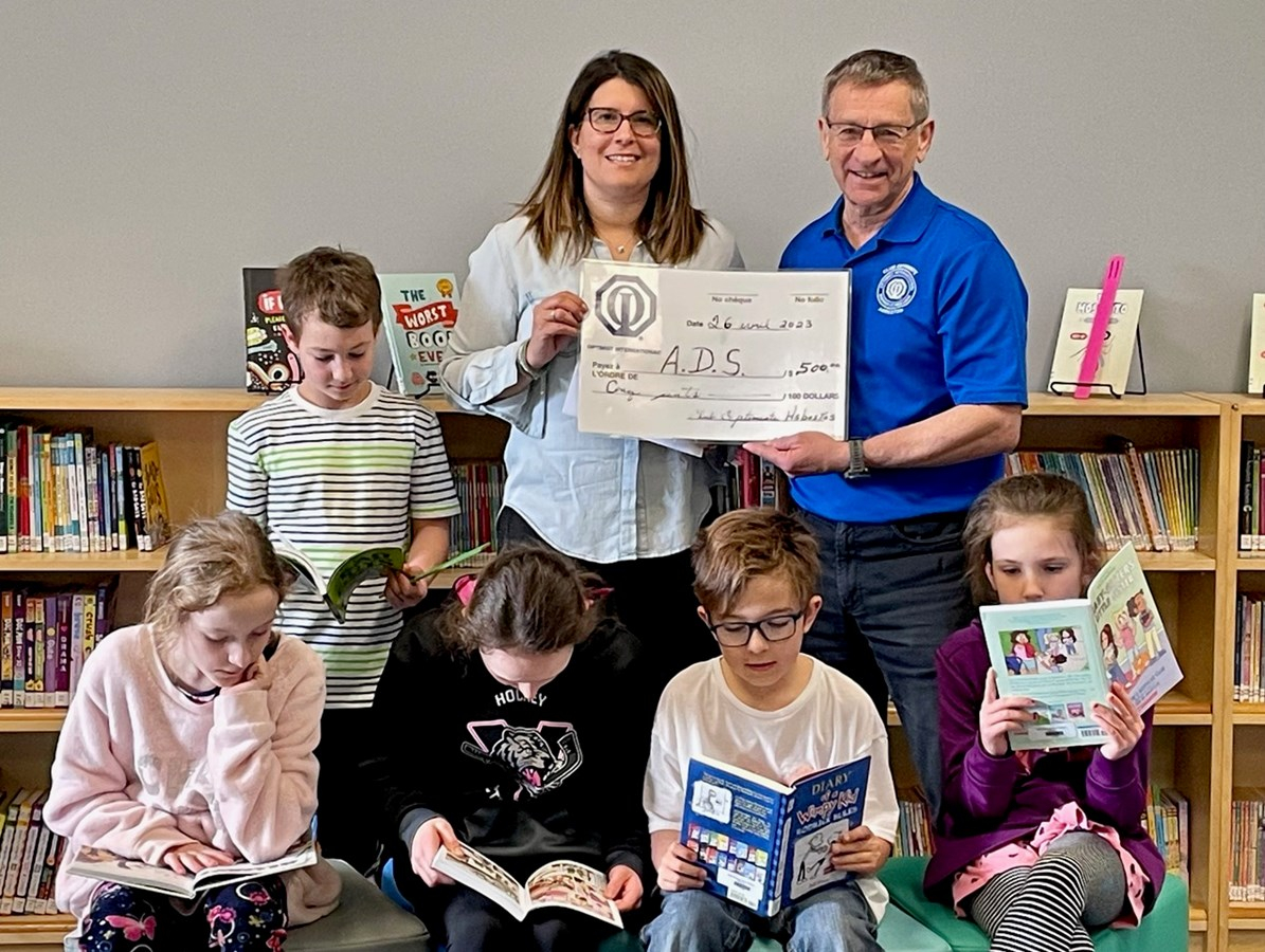 École ADS: en avant : Maria McLaughlin, Maëva Régis, Nathan Pelletier, Ariane Martineau. Rangée arrière : Jacob Gauthier-Lebrun, Mme Jennifer Palik, Directrice de l’école ADS et M. Jean Nadeau.