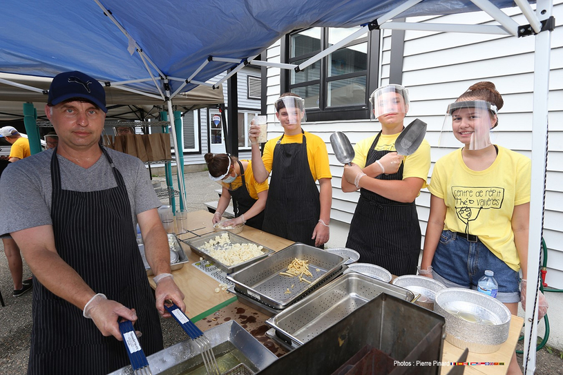 Vente de poutines au Centre de répit Théo Vallières