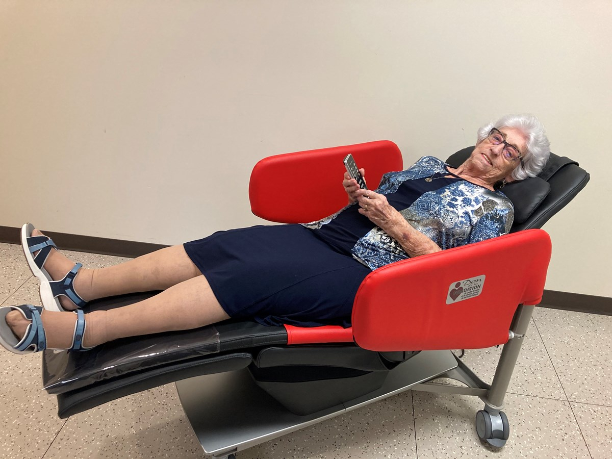 Bernice Mc Adams, résidente du CHSLD de Windsor, a utilisé le nouveau fauteuil financé par la Fondation du CSSS. Elle a témoigné de façon très positive des bienfaits apportés par la chaise de relaxation.