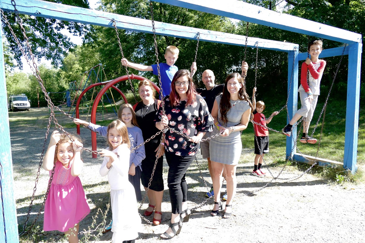 Les élèves Marilou Bégin, Jacob Bégin, Loan Marchand, William, Laurie et Élodie Lemelin, de même que l’enseignant en éducation physique, M. Steeve Duchesne ainsi que les parents membres de la Fondation de l’école Masson, Mmes Véronique Vachon et Marilou Ferland entourent la directrice de l’école, Mme Marianne Couture ainsi que la présidente d’honneur de la campagne de financement, Mme Karine Vallières.