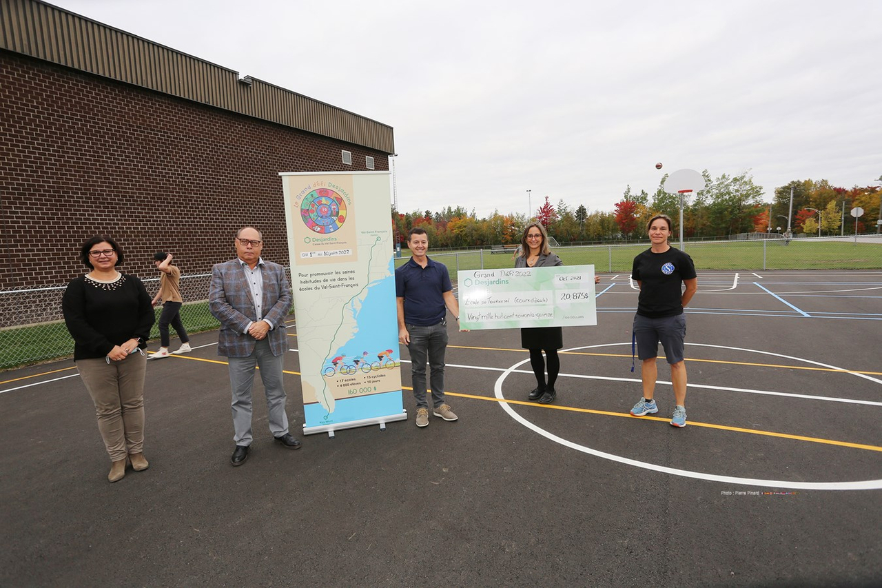 Desjardins a fourni 20 875 $ dans la réalisation du projet. Sur la photo, nous reconnaissons Julie Lahaye et Marc Marin, administrateurs à la Caisse populaire du Val-Saint-François, Joé Robert, cycliste du Grand Défi Desjardins, ancien directeur général de la Caisse et l’instigateur de la venue de cet événement dans le Val-Saint-François, Caroline Monette, directrice de l’école du Tournesol ainsi que Marie-Pierre Morin, enseignante au Tournesol et cycliste du Grand Défi Desjardins.