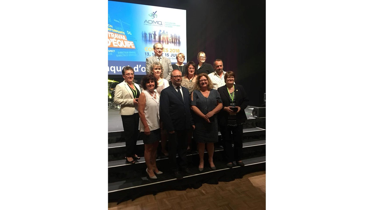 Accompagnée de membres de l’ADMQ, France Lavertu apparait au centre de la photo. (Photo : ADMQ 2018)