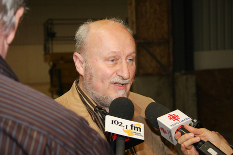 Le pdg de Baultar donnant des interviews