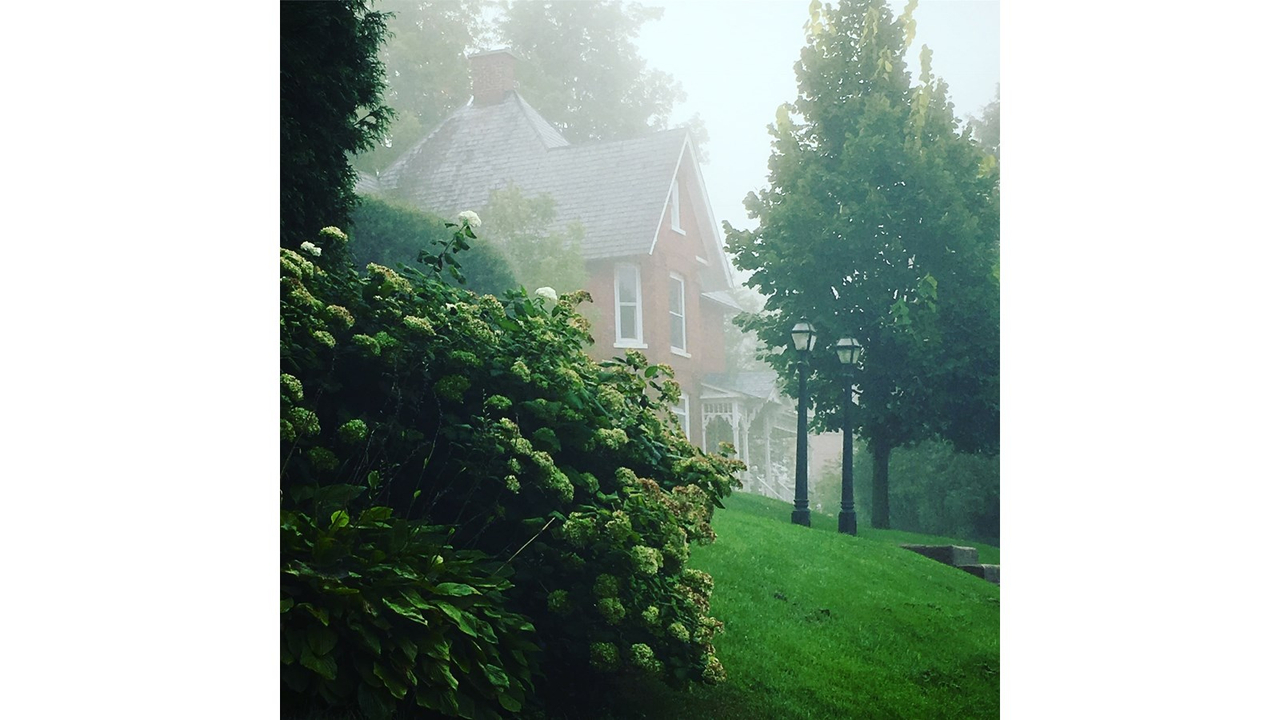 Le coup de cœur du public est allé à la photo « Matin brumeux à Richmond » du photographe Yvan Coulombe. Il s’agit d’une maison à toiture d’ardoises dans le quartier historique de Richmond.