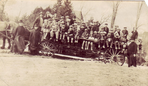 Les frères en charettes vers les 7 chutes. (Photo Claude Gilbert).