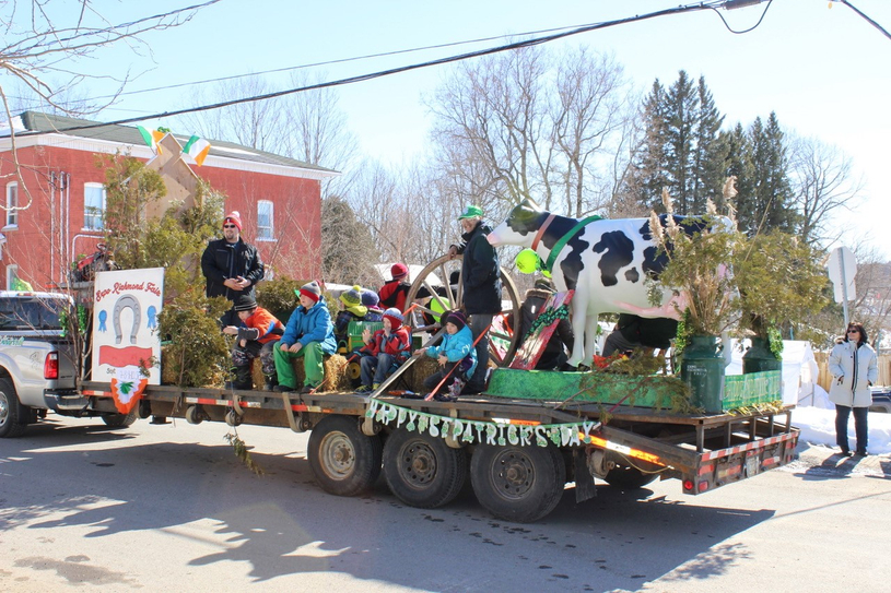 La St-Patrick sous le soleil et des messages d’encouragement 