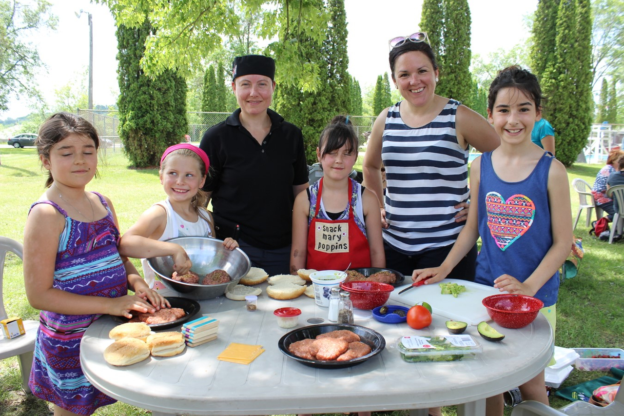 Les jeunes participantes à la compétition Kids Q familiale accompagnées Marilyn Comeau (Snack Mary Poppins) et Julie Beauregard.