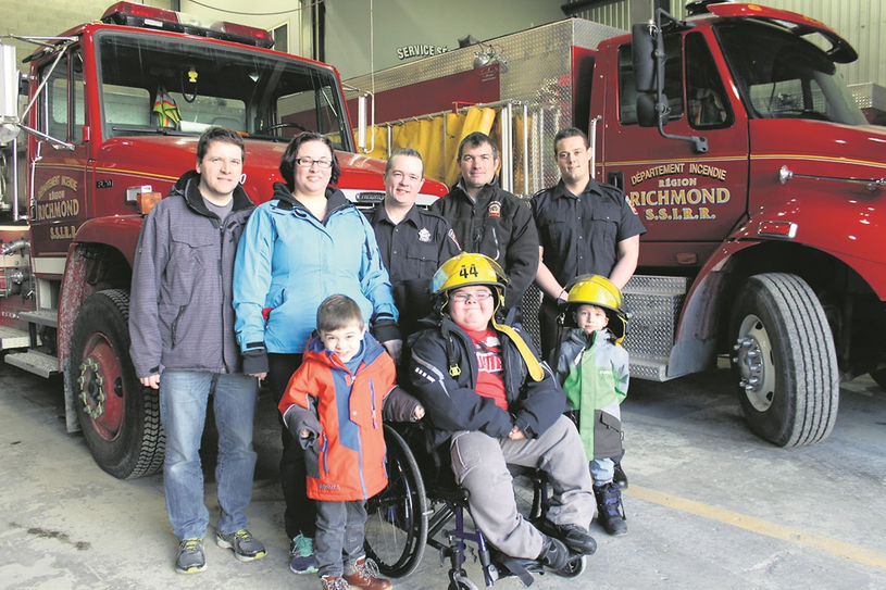 Dix pompiers de Richmond soutiennent deux garçons atteints de dystrophie musculaire