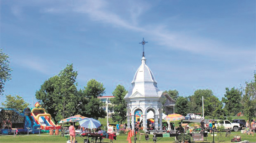 Une fête foraine prête pour le soleil