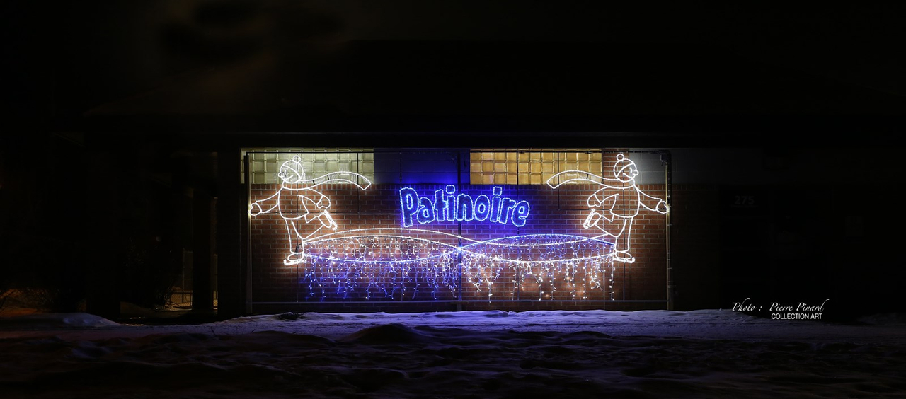 Décembre 2020 : Décorations illuminées de Noël à la patinoire.