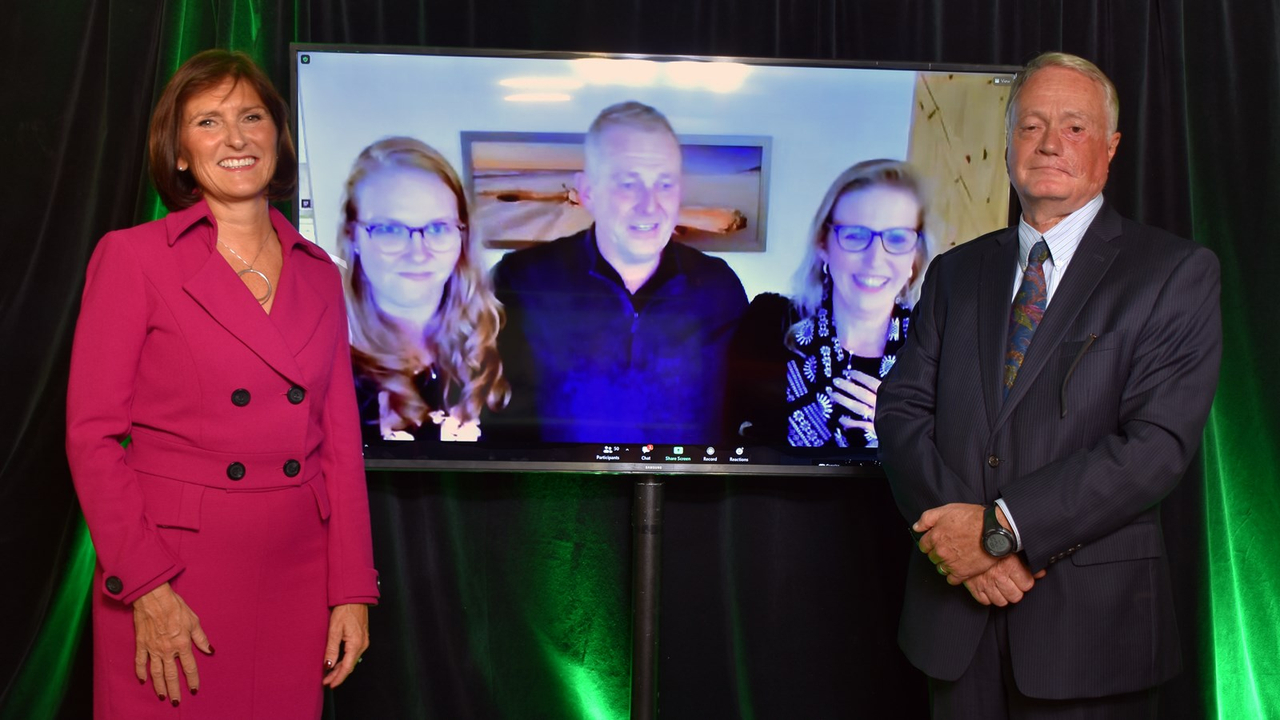 Lucie Fréchette (présidente, Leclerc Assurances et services financiers), Anais Pasquiou, Marc Pasquiou et Stéphanie Kintzig (Camping Melbourne-Estrie) et Louis Daigle (président du conseil d’administration de Camping Québec).