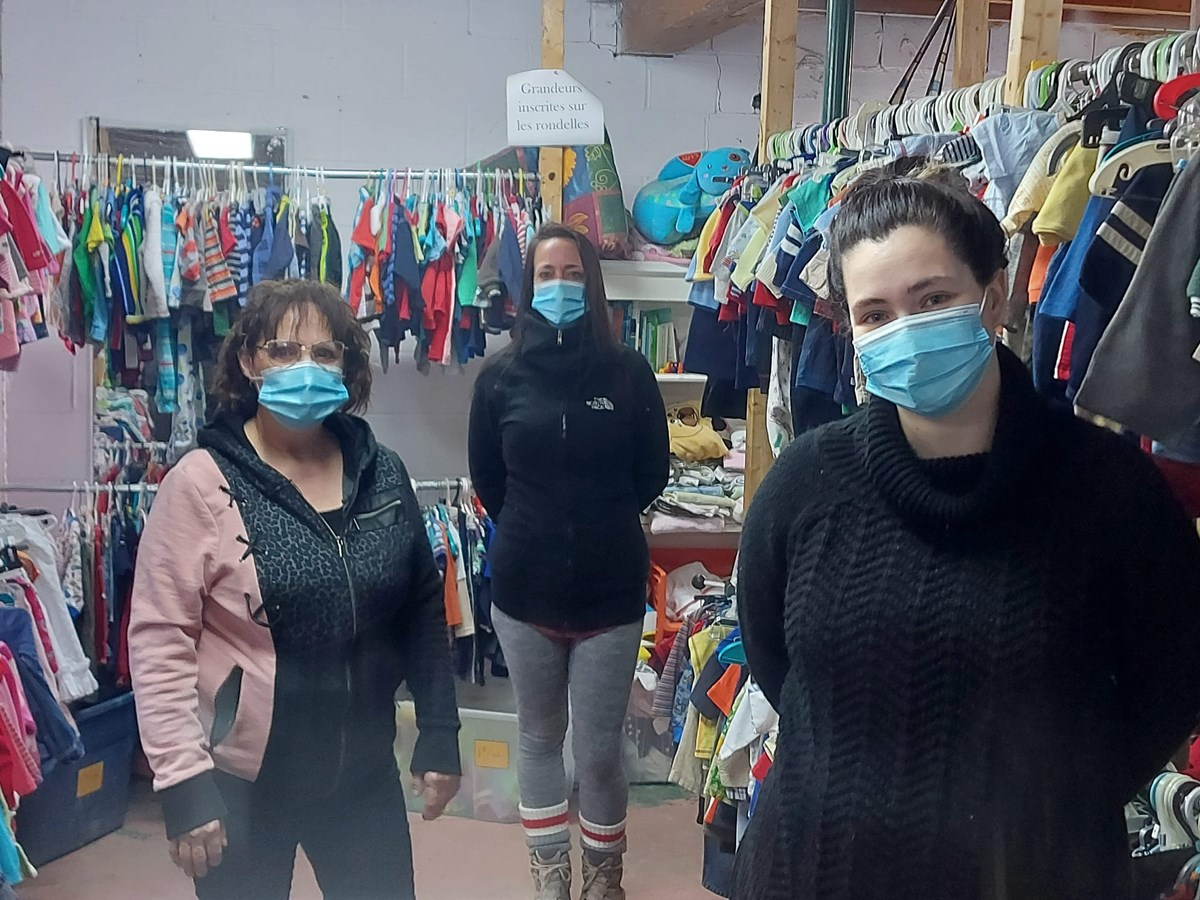 Les membres de l'équipe de la Fripperie Uni-Vert qui oeuvrent auprès de la clientèle.