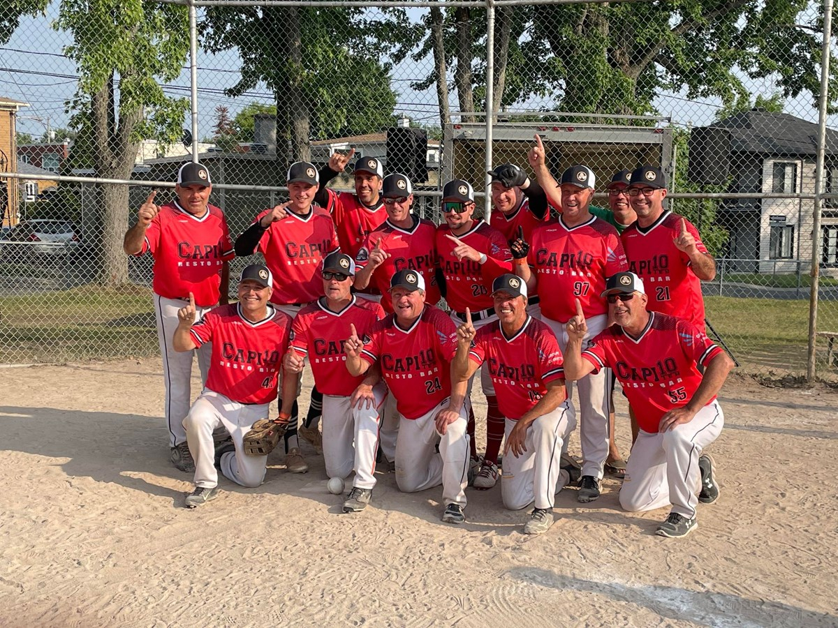 La formation de softball du Resto-Bar Capi 10, grands vainqueurs du tournoi de Victoriaville. Malheureusement absent sur la photo d’équipe, M. Derek St-Pierre