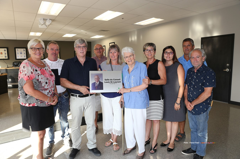 La salle du conseil municipal au nom de Louis-Saint-Laurent