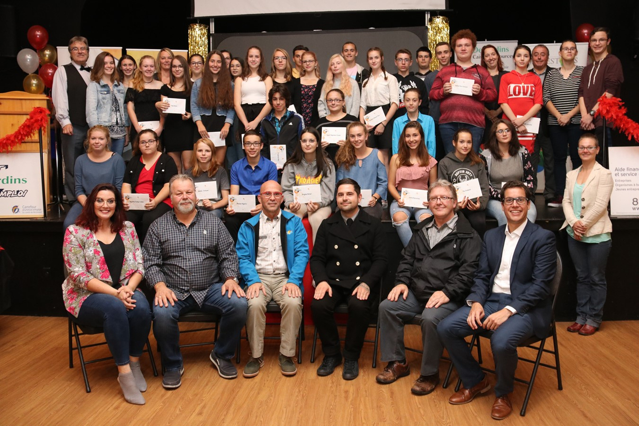 Les étudiants participants au Galas annuel du Mérite étudiant organisé par le CJE d’Asbestos, au Centre de loisirs Notre-Dame-de-Toutes-Joies.