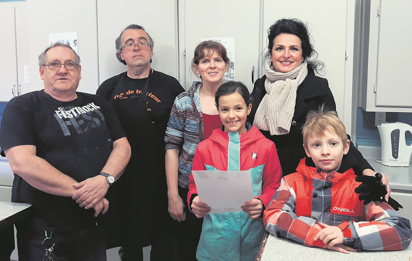L’école du Plein-Cœur offre un don à la Popote Roulante