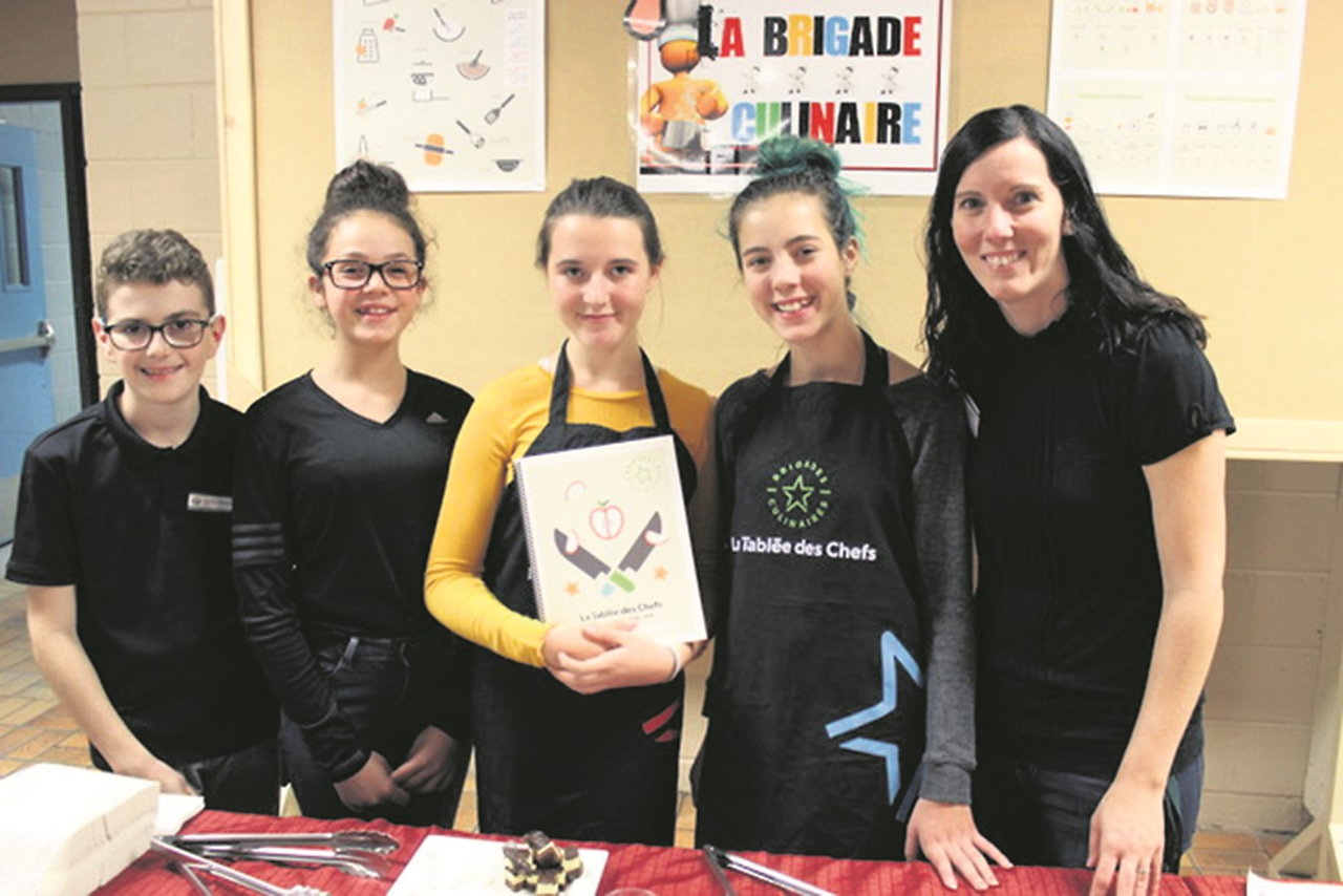 La Brigade culinaire. Une fois par semaine, 23 élèves s’animent parmi 24 ateliers desquels issus de la Tablée des Chefs. Marie-Josée Couture anime la brigade qui s’active au Tournesol et autres écoles de la Commission scolaire des Sommets.