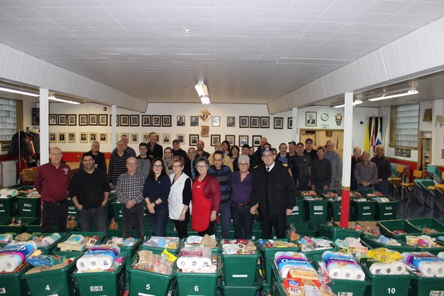 Des paniers de Noël pour des gens qui en ont besoin