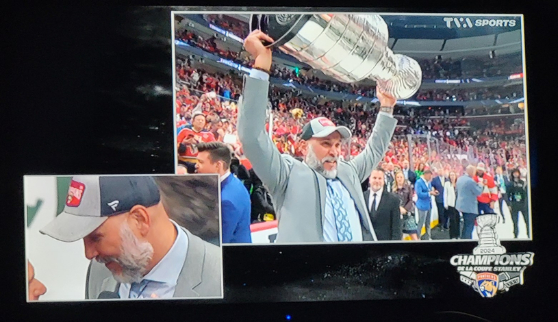 Sylvain Lefebvre met la main sur la coupe Stanley pour une seconde fois
