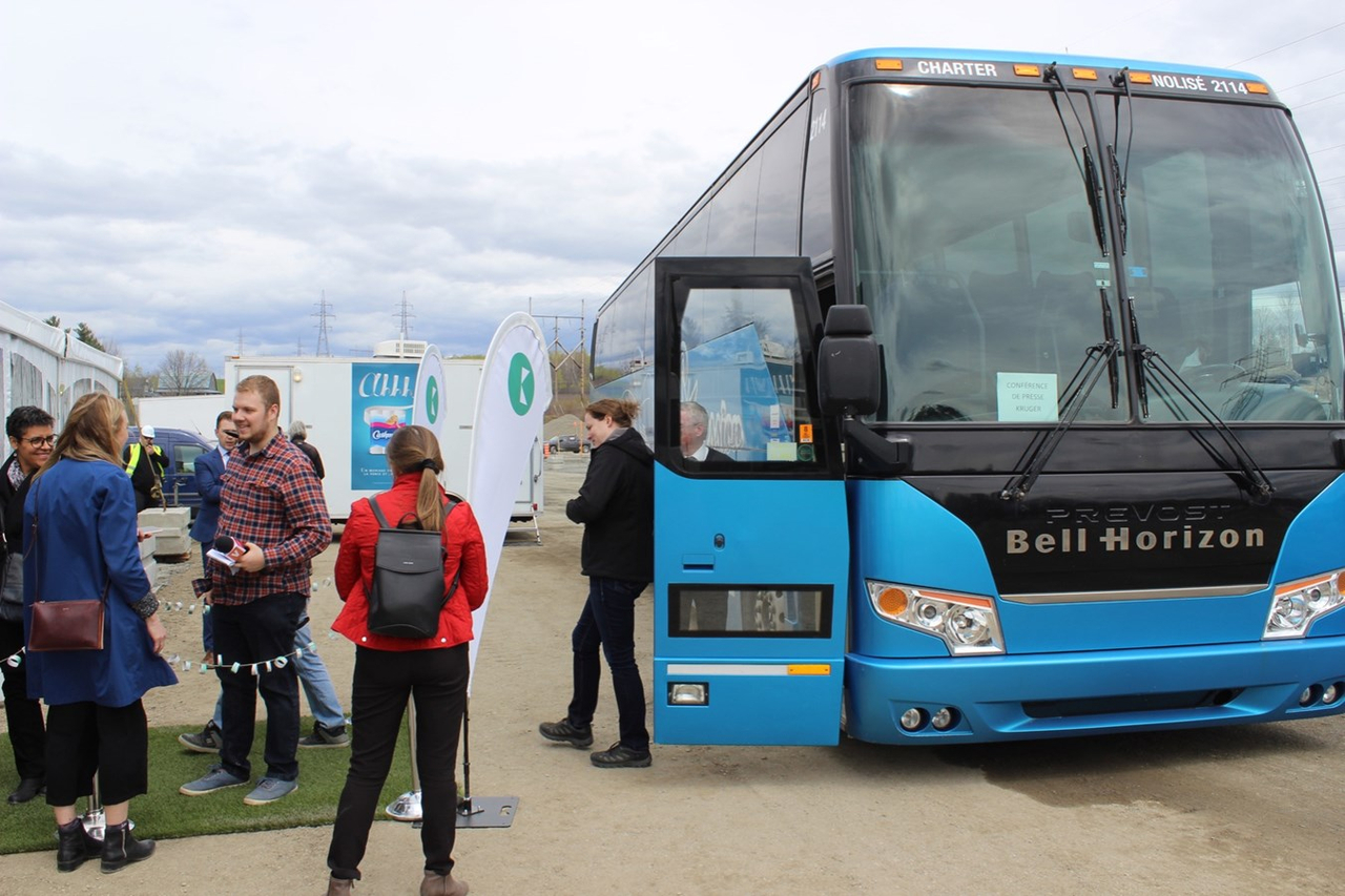 Huit autobus faisaient la navette pour les invités dans divers secteurs des arrondissements et municipalités.