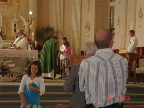 Communion a Beauceville célébré par le curé Gislain Roy