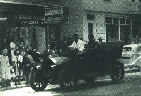 Ernest Gilbert au volant de la 'comet'