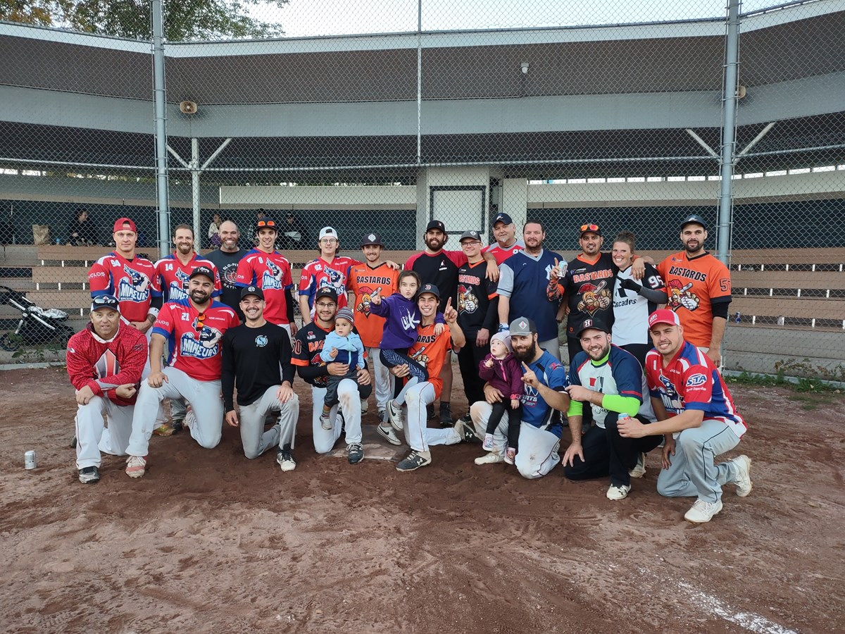 Équipes championne et finaliste réunis au termes du tournoi à la ronde de fin de saison de la ligue de balle donnée du jeudi, à Val-des-Sources.