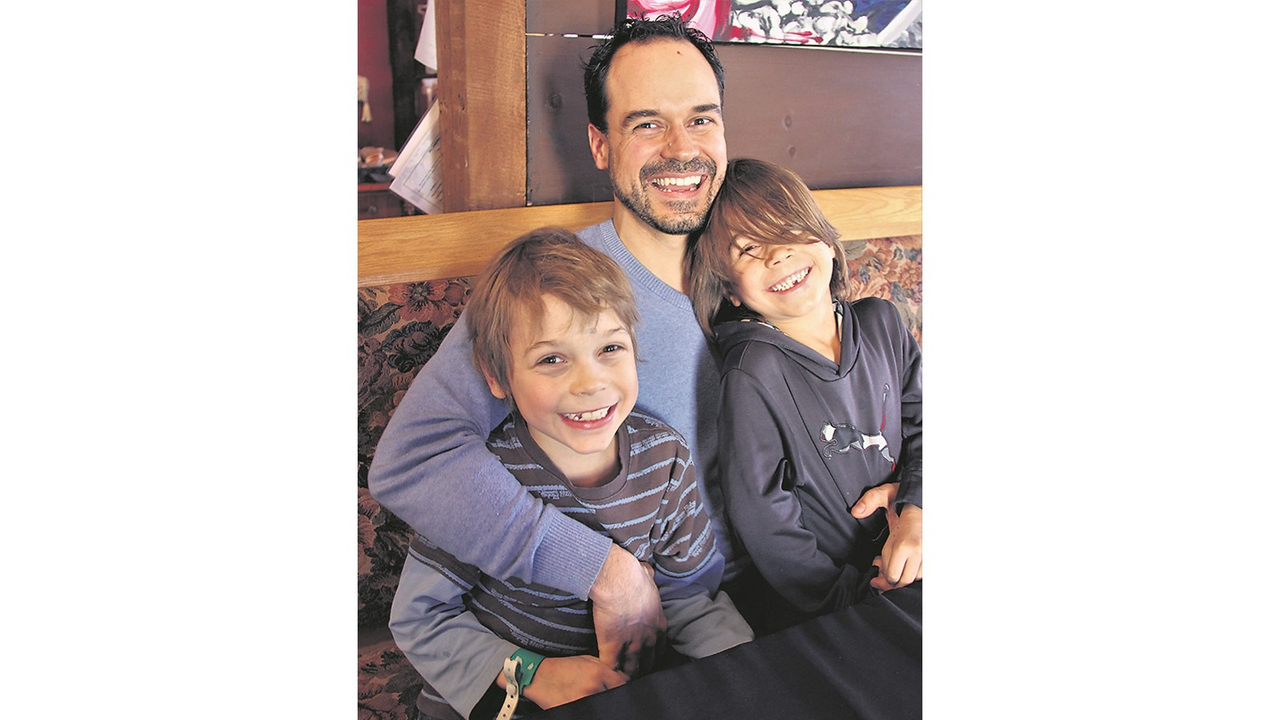 Christian Perreault, candidat à la partielle de Danville, et ses deux garçons Évan et Loïc. 