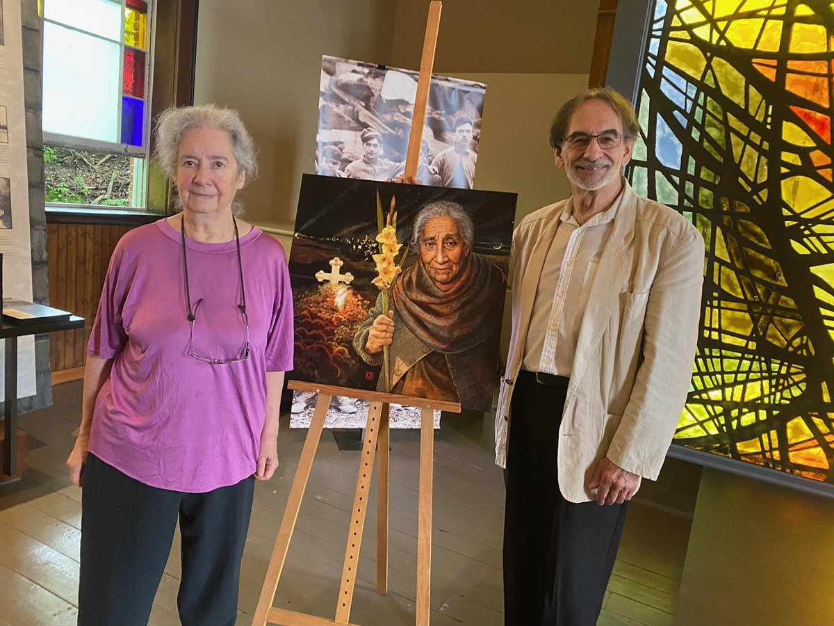 L’artiste Béatrice Multhaupt en compagnie de Pierre Bail, du musée de l’Ardoise.