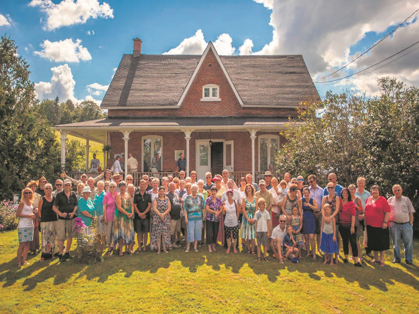 Archives, garden party et photo de groupe à la Société historique 