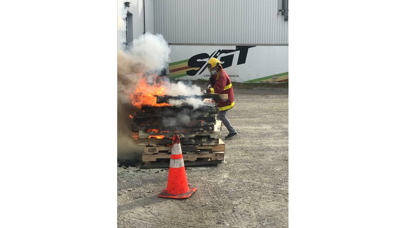 Des pompiers d’un jour à l’usine d’Exo-s de Richmond