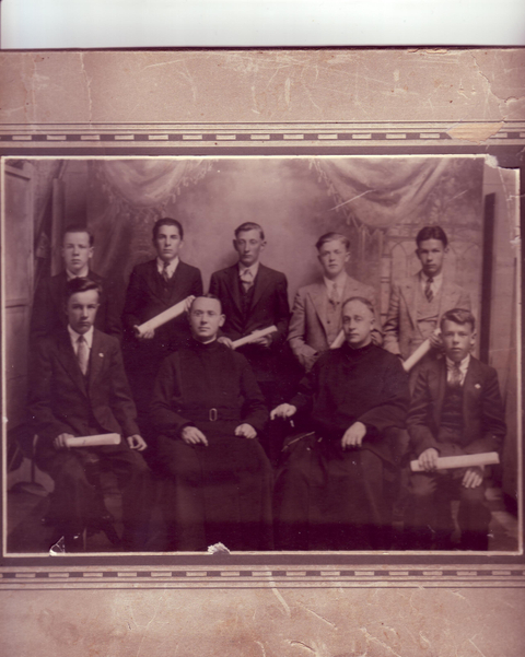 Finissants de la 8e année de l'Académie commerciale Notre-Dame du Sacré-Coeur (vieux collège de St-Georges) en 1935.