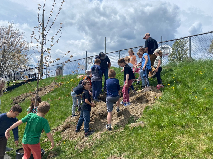 Domtar plante des arbres avec les élèves de l’école Saint-Gabriel