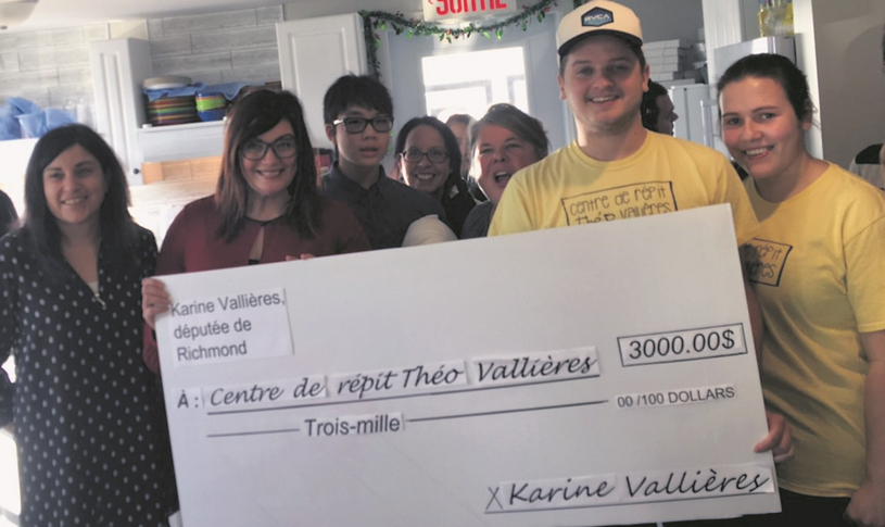 Karine Vallières remet une somme de 3 000 $ au Centre de répit Théo Vallières