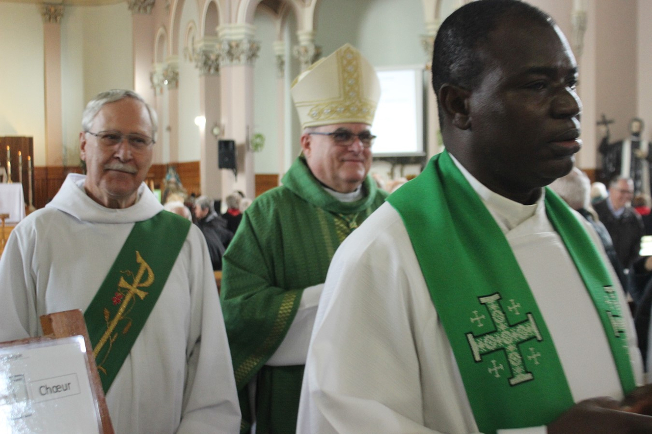 Au centre : Mgr Luc Cyr au terme de la messe.