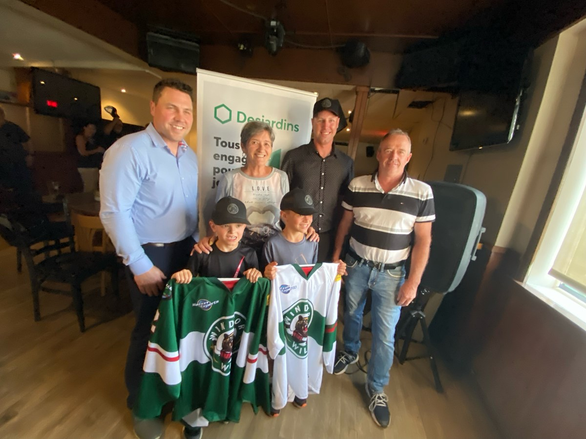 Patrick Lefebvre, vice-président du Desjardins — Wild de Windsor, Sylvie Bureau, mairesse de Windsor, Yannick Gendreau, président de l’AHMW, et Daniel Pelletier, conseiller municipal à la Ville de Windsor, en compagnie de Jake et d’Andrew Lapointe, lors de la conférence de presse.