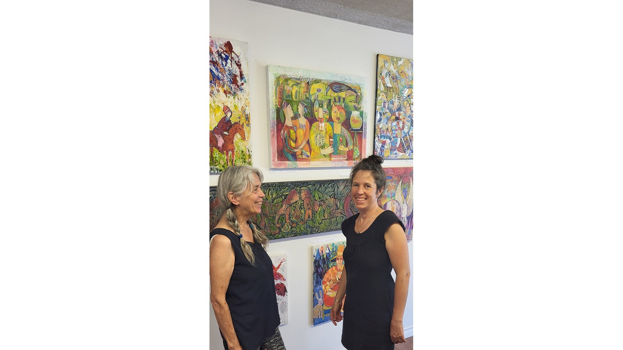 Louise-Andrée Roberge et Érika Eggena, copropriétaire de la galerie-atelier Lézartis de Saint-Adrien.