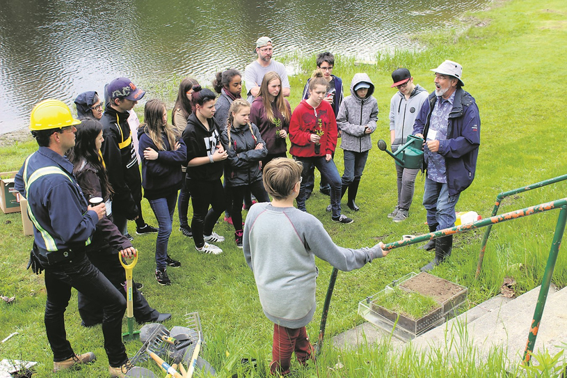 Jeunes du Tournesol et partenaires réaménagent la bande riveraine 