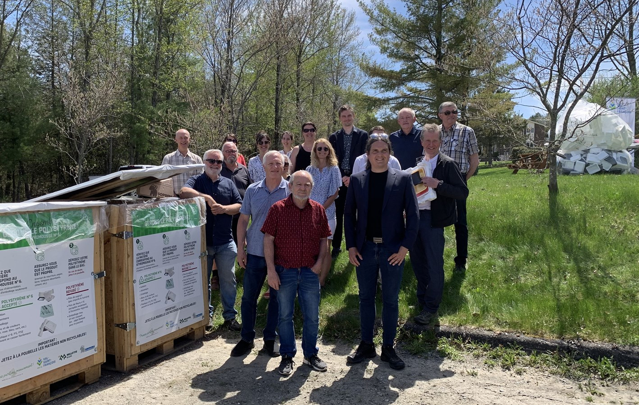 Des membres de l’équipe de la MRC du Val-Saint-François et des élus municipaux ont pris part à la conférence de presse annonçant l’installation de bac de récupération de la styromousse.