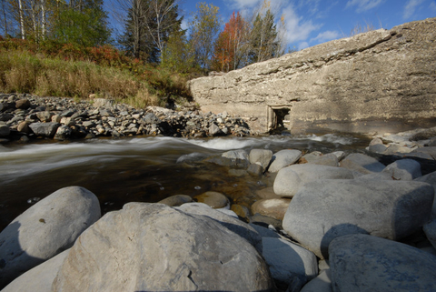 Vestige de l'ancien moulin sur la rivière Pozer