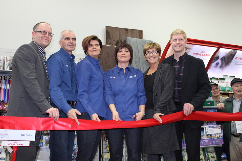 Coupure du ruban pour Agri-Services St-Laurent de Windsor