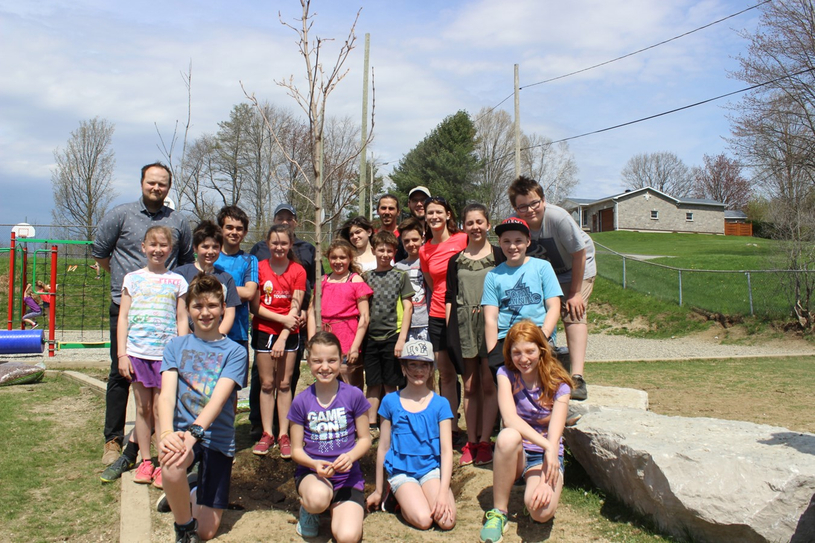 Les élèves de Saint-Gabriel ont planté des arbres pour embellir leur cour d’école