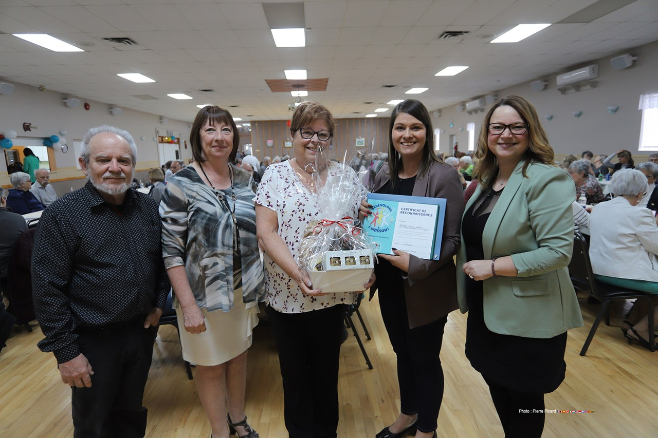 Gaétan Graveline maire suppléant de la Ville de Windsor, Louise Tremblay, coordonnatrice des bénévoles, Sylvia Wheeler, la récipiendaire, Dominique Samson-Desrochers, attachée politique et directrice du bureau d’André Bachand, et Nathalie Boisvert, directrice générale Centre d’Action bénévole de Windsor et Région, étaient présents lors de ce grand hommage aux bénévoles de la région.