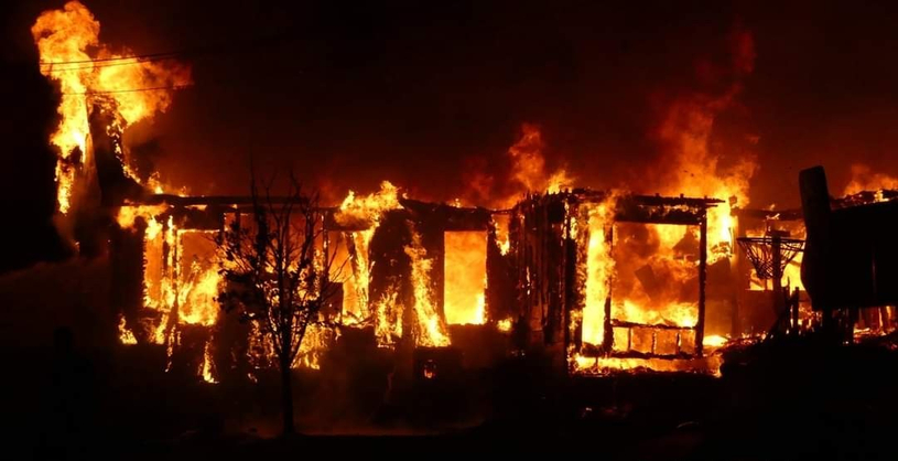 Une résidence complètement ravagée par les flammes à Wotton