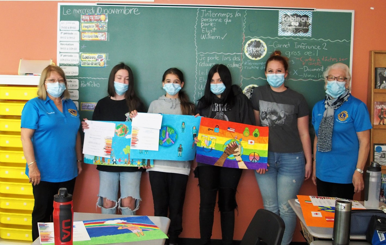 Classe de Fanny Vaillancourt de gauche à droite : Lion Pauline Dubois-Landry accompagnée des élèves: Mahée Roy Élisa Roy , Leila David de l’enseignante Fanny Vaillancourt et le Lion Lucie Gagné.