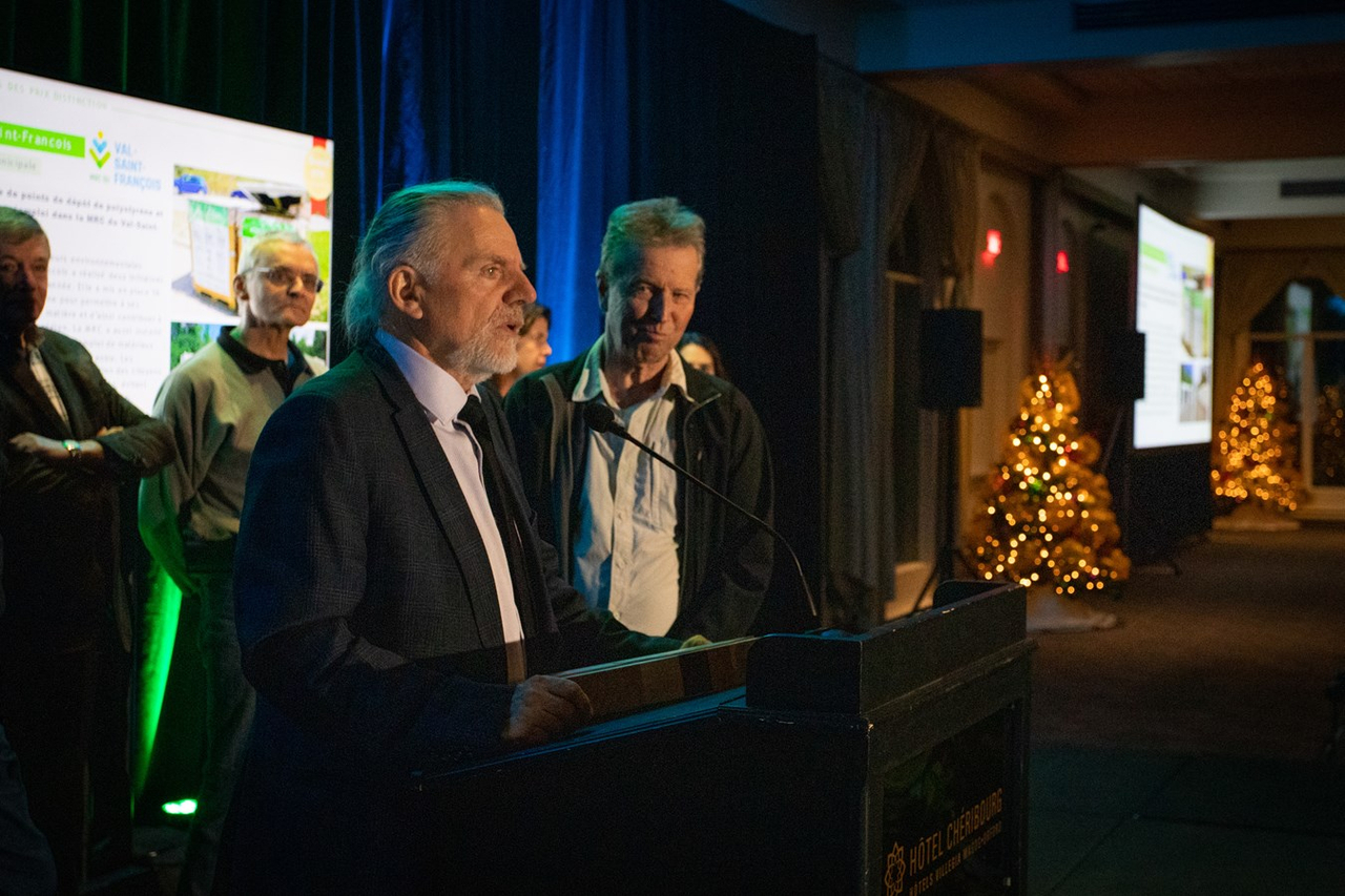 Le préfet Luc Cayer a accepté le prix remis à la MRC du Val-Saint-François.