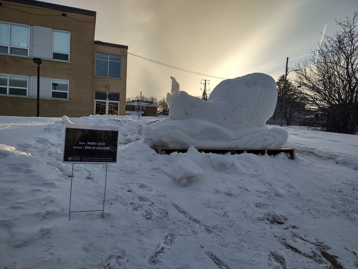 Des artistes et familles de Val-des-Sources se sculptent un peu de bonheur hivernal